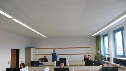 Bild: jzk
Die beiden Fachoberlehrer Mathias Frischholz und Thomas Fütterer (hinten von links) führten Aufsicht bei der freiwilligen Abschlussprüfung im Fach Informationstechnologie.