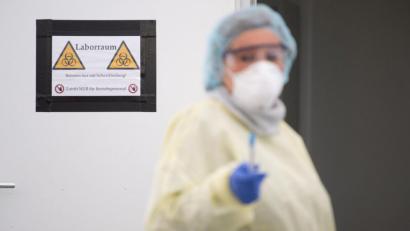 Symbolbild: Sebastian Gollnow/dpa
Bei zwei weiteren Personen in Weiden war der Test auf Covid-19 positiv. Unser Bild zeigt eine Mitarbeiterin in einem Corona-Abstrich-Zentrum an der Messe Stuttgart.
