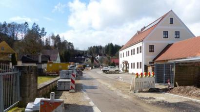 Bild: jp
Die St.-Martin-Straße in Pfaffenhofen zwischen Wirtshaus und Kirche wird demnächst wegen weiterer Bauarbeiten gesperrt.