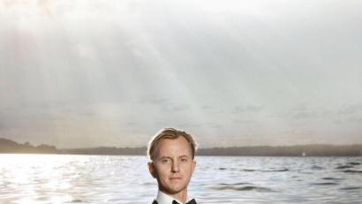 Bild: exb/Gregor Hohenberg
Max Raabe steht das Wasser zwar noch nicht bis zum Hals. Wegen des Coronavirus' geraten nun aber auch seine Terminpläne ins Schwimmen.