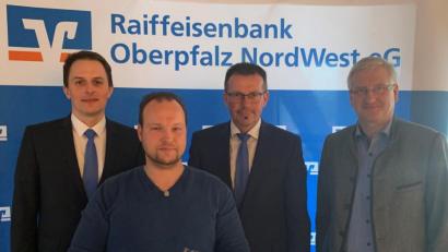 Bild: mez
Im Bild von links Landwirtschaftsbetreuer Christoph Heinl, Referent Andreas Steffl, Raiffeisenbank-Vorstandssprecher Joachim Geyer und Aufsichtsratsvorsitzender Johannes Reger. Sie freuten sich über 60 Landwirte beim neunten Agrartag.