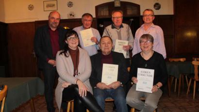 Bild: exb
Die Bezirksvorsitzende Katja Meidenbauer (links) und Kreisvorsitzende Ulrike Holl (rechts) ehren bei der Jahreshauptversammlung des BLLV Neustadt langjährige Mitglieder für ihre Treue zum Bayerischen Lehrerinnen- und Lehrerverband.