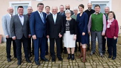 Bild: bö
Seinen 80. Geburtstag feierte in den vergangenen Tagen der Ehrenbürger des Marktes Schmidmühlen, Alfons Weigert (Mitte, rechts neben ihm seine Frau Maria), im Kreis seiner Familie und einer großen Gratulantenschar im Dorfgemeinschaftshaus.