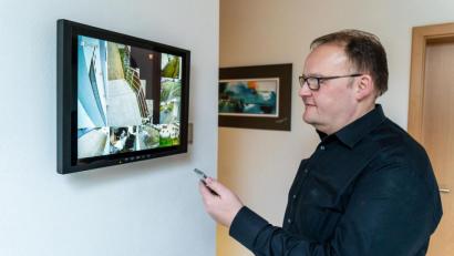Bild: Christian Gold
In allen Stockwerken seines Hauses hat Reiner Schirm Bildschirme montiert. Damit kann er jederzeit – auch per Smartphone von unterwegs – auf die acht Außen- und fünf Innenkammeras des Smart Homes zugreifen.