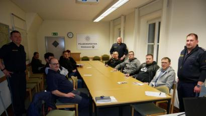 Bild: hmr
Zehn interessierte Frauen und Männer kamen zum Informationsabend bei der Polizeiinspektion Waldsassen und informierten sich bei deren Leiter Erstem Polizeihauptkommissar Roland Heldwein (rechts), seinem Stellvertreter Polizeihauptkommissar Georg Ziegler (links) und dem direkten Ansprechpartner für die Sicherheitswacht Polizeihauptmeister Christian Lenz (hinten rechts).