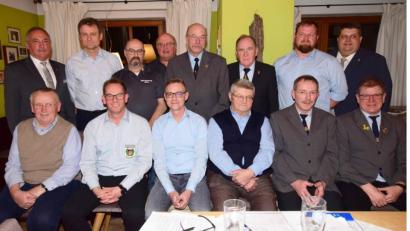 Bild: no
Der Vorstand der SRK Illschwang mit dem stellvertretenden Landesvorsitzenden des Reservistenverbands, Werner Gebhard (stehend, links), dem Kreis- und Bezirksvorsitzenden des Bayerischen Soldatenbundes (BSB), Horst Embacher (stehend, Dritter von rechts) und Bürgermeister Dieter Dehling (stehend, rechts).