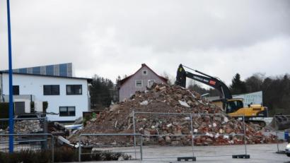 Bild: dob
Ein riesiger Schuttberg wartet auf den Abtransport. Vor Ort werden die Baumaterialien gleich geschreddert.