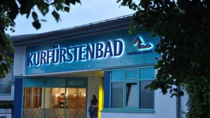 Bild: exb
Das Kurfürstenbad in Amberg trotzt dem Coronavirus und bleibt offen - so lange es keine anderen Empfehlungen des Gesundheitsamtes gibt. Das Kümmersbrucker KA2-Aktivbad hingegen schließt vorerst.