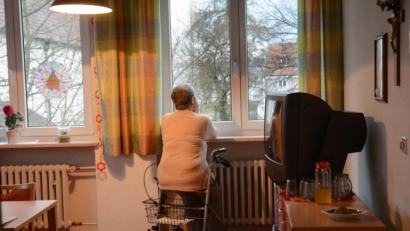 Bild: Gabi Schönberger
So könnte es vielleicht auch bald in manchen Seniorenheimen in der Region aussehen. Die Bewohnerin wartet auf Besuch aber keiner kommt. Wegen der Virusgefahr könnten die Heime bald geschlossen werden.