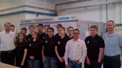 Bild: FOS Marktredwitz/exb
Eine Schülergruppe informierte sich bei der Firma Scherdel. Links im Bild der Werkstattausbilder Elektrotechnik der FOS, Martin Wunderlich. Ganz rechts der technische Leiter bei Zarian, Stefan Neumeier.