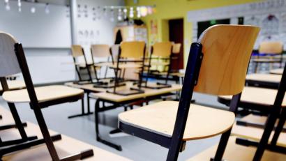 Symbolbild: Caroline Seidel/dpa
Die Stühle in den Klassenzimmern bleiben erst einmal unbenutzt. Bayernweit sind alle Schulen und Kindergärten ab Montag geschlossen.