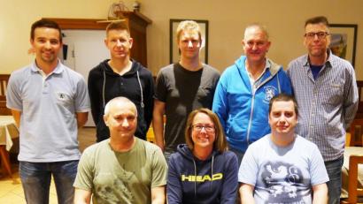 Bild: no
Die neu gewählte Führungsmannschaft um den im Amt bestätigten Vorsitzenden Robert Meyer (stehend, Zweiter von rechts).