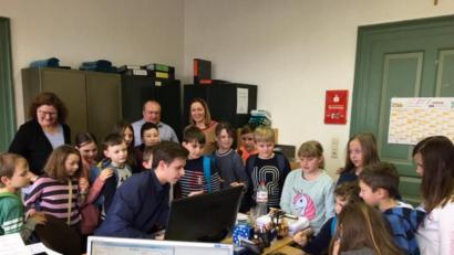 Bild: exb
Hr. Pretzl zeigt den Kindern den Vorgang der Fingerabdrücke/ Unterschrift für Ausweise