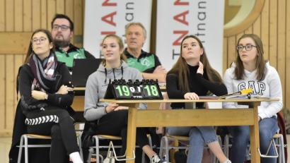 Bild: Ziegler
Das Kampfgericht des VC Amberg hat Pause bis zur neuen Spielrunde, Teammanager Gerd Spies (Mitte hinten) hätte die Saison gerne noch zu Ende gespielt.