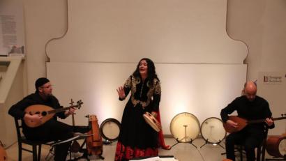 Bild: cog
Mara Aranda wird in der Synagoge von Jota Martínez und Carlos Ramírez an verschiedenen Saiteninstrumenten begleitet.