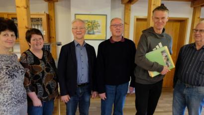 Bild: le
Als starkes Umweltteam präsentieren sich Erika Bock (von links), Elisabeth Pröls, Pfarrer Wilfried Römischer, Umweltbeauftragter Joachim Kiehl und Werner Bock. Mit dabei als Vertreter der Landeskirche Frank Ziegler ( Dritter von rechts ).