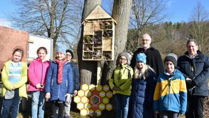 Bild: no
bei der Segnung des Insektenhotels: die Kommunionkinder der Pfarrei Illschwang, die heuer Erstkommunion feiern mit (von links) Bischof Gregor Maria Hanke und Pfarrer Konrad Willi.