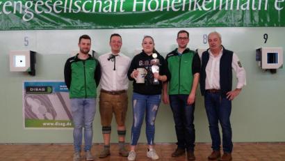 Bild: Hermann Schmidt
Die Preisträgerin des Freundschaftsschießen mit den Funktionären beider Vereine (von links): Manuel Scharf, 2. Vorsitzender von Hubertus Ursensollen, Jugendleiter Johannes Wenkmann, die Preisträgerin Marie Weber, Simon Kopp, Vorsitzender von Hubertus Ursensollen und Schützenmeister Hans Wenkmann II.