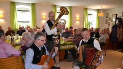 Bild: gi
Den Auftakt des Musikantentreffens des OWV im Gasthaus Bock machte das „Mühlschleiftrio“ mit Harald Piehler, Franz Sturm und Berthold Hierold.