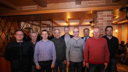 Bild: fvo
Bürgermeister Josef Beimler (Dritter von rechts) wird bis zur nächsten Jagdversammlung im März 2021 zum Vorsitzenden der Jagdgenossenschaft Waldthurn bestimmt. Der Vorstand samt Jagdpächter Dominik Schürz (Dritter von links) sind froh darüber.