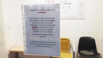 Bild: pjbi
Aushänge wie dieser sind zurzeit in vielen Arztpraxen zu lesen. Sie informieren, wie man sich im Falle einer Infektion verhalten soll.
