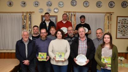 Bild: fjo
Klaus Neumann, Werner Kennel junior, Silvia Rupp, Johann Putzer und Celine Plohmann (vorne, von links) gehören zu den Preisträgern der Kleintierzüchter auf Landkreisebene.