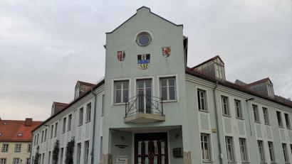 Bild: lnz
Ein Verwaltungsmitarbeiter des Mitterteicher Rathauses hat sich mit dem Coronavirus infiziert. Fast alle Kollegen wurden daher nach Hause geschickt.