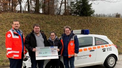 Bild: gz
Im Namen der HvO danken Stefan Hammerl, Sabina Bauer (von rechst) und Georg Rauch (links) dem Spender Johannes Kleber für 500 Euro.