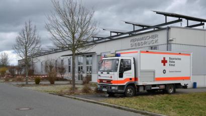Bild: rti
Das Test-Zentrum in Tirschenreuth ist mittlerweile an der Einsteinstraße im ehemaligen Gebäude der Firma Printec untergebracht. Dort werden nur Personen getestet, die vorher durch das Gesundheitsamt vorgeladen wurden.