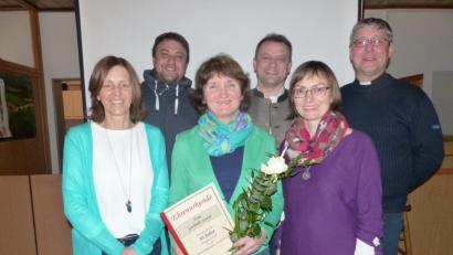 Bild: sl
Für 30 Jahre aktive Mitgliedschaft bei der DJK-Gymnastikgruppe wurde Gerlinde Janker, mit Urkunde von Marga Schieder-Beierl (rechts) und Manuela Weißenburger (links) geehrt und DJK-Vorsitzender Robert Zirngibl, Bürgermeister Anton Kappl und Pfarrer Adam Nieciecki (von links) gratulierten.