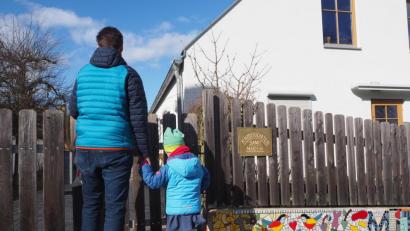 Bild: bl
Ab Montag steht auch diese Mutter mit ihrer Tochter vor verschlossenen Türen. Nicht nur für den Kindergarten Sankt Marien in Nabburg, sondern für alle Schulen und Kinderbetreuungseinrichtungen im Landkreis gilt ein Betretungsverbot. Das Personal ist zwar da, aber Ausnahmen sind rar.