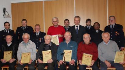 Bild: ct
Die Feuerwehr Schlicht ehrt zahlreiche langjährige Mitglieder (stehend, von links): Kreisbrandmeister Michael Iberer, Zweiter Kommandant Markus Heuberger, Kassier Herbert Wisnet, Reinhard Wolf, stellvertretender Vorsitzender Josef Ströhl. Zweiter Bürgermeister Thorsten Grädler, Gruppenführer Christian Hammer, Pfarrvikar Hruday Madanu und Vorsitzender Siegfried Herlitze; sitzend (von links): Karl Specht, Hans Hufsky, Georg Geier, Hubert Winkler, Josef Witt und Karl Weiß.