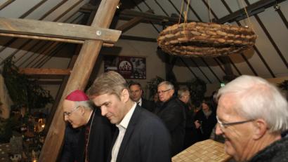 Bild: ads
Stefan Reindl (Zweiter v.l.) fungierte bei der Eröffnung der ersten Krippenausstellung der Schnaittenbacher Krippenfreunde am ersten Adventswochenende 2019 als Moderator und führte auch Bischof Rudolf Voderholzer (l.) bei seinem Besuch durch die abwechslungsreiche und sehenswerte Krippenschau.