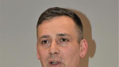 Bild: rgr
Zweiter Kommandant Carsten Englhardt berichtet in der Jahreshauptversammlung über Feuerwehr-Einsätze im vergangenen Jahr.