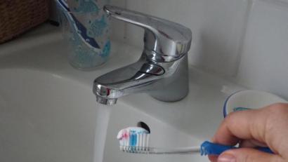 Bild: bl
Wenn die aktuellen Wasserproben in Ordnung sind, dann könnten die Haushalte im Bereich der Glaubendorfer Gruppe ab Montag wieder aufs Abkochen verzichten. Zähneputzen mit Mineralwasser ist dann auch überflüssig.