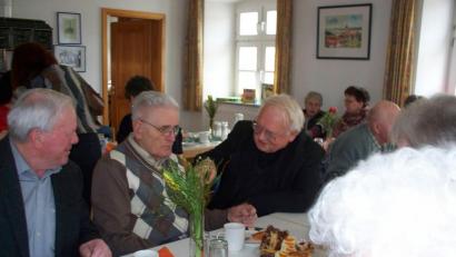Bild: dob
Pfarrer Gerhard Schmidt (rechts) unterhielt sich mit den Senioren die zur ersten Kaffeerunde des Pfarrgemeinderats ins Pfarrheim kamen.