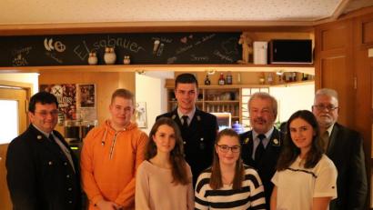 Bild: Jürgen Leißner
Nach einigen Jahrzehnten sind die Männer in der aktiven Feuerwehr Eschenfelden nicht mehr unter sich. Hinten von links Kommandant Richard Leißner, Jonas Strobel, Jugendwart Jürgen Leißner, Kreisbrandrat Fredi Weiß, Bürgermeister Hans Durst, (vorne, von links) Selina Pilhofer sowie die neuen Feuerwehrfrauen Laura Neidel und Bernadette Mertel.