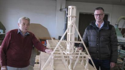 Bild: fg
Schreinermeister Josef Hauer (links) präsentiert Bürgermeister Hermann Falk das Modell des historischen Hirschauer Rathaus. Die unterste Ebene beherbergt den Sitzungssaal. Dort ist der Dachstuhl in allen seinen Feinheiten sichtbar.