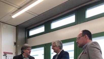 Bild: Nancy Weis/exb
Gemeinsames Projekt des GMG Amberg (Schulleiter Peter Welnhofer) mit der Universität Regensburg (Professor Dr. Dr. h.c. Joachim Grifka, Dipl.-Sportwiss. Silvia Dullien) berichten, mit dem die Rückengesundheit unserer Schulkinder nachhaltig verbessert werden soll. Die zugrundeliegende wissenschaftliche Arbeit wurde 2017 mit dem Oskar Medizin Preis ausgezeichnet.