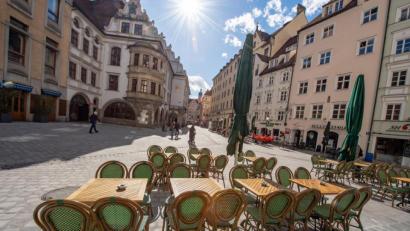 Bild: Peter Kneffel
Angst vor Corona: Im Cafe vor dem Hofbräuhaus ist trotz bestem Wetter kein Gast.