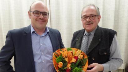 Bild: br
Als noch amtierender Bürgermeister gehört Gerhard Löckler (rechts) zu den ersten Gratulanten bei der Wahl von Johannes Schmid zum künftigen Gemeindeoberhaupt. Er überreicht einen Blumenstrauß für Schmids Ehefrau Daniela.
