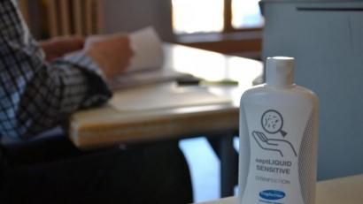 Bild: tk
Wer will, kann vor und oder nach der Stimmabgabe das von der Stadt Amberg zur Verfügung gestellte Desinfektionsmittel benutzen.