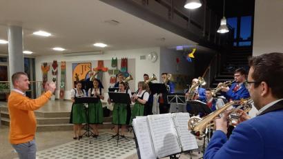 Bild: ise
Dietmar Schaller ist neuer Bürgermeister von Pirk und dirigiert gleich den "Böhmischen Traum", den die Pirker Blechmusi zu Ehren des neuen Amtsinhabers anstimmt.