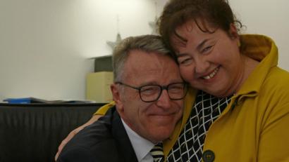 Bild: tr
Hinter erfolgreichen Männern steht immer auch eine starke Frau, sagt der Volksmund. Cornelia Stahl war die erste, die ihrem Ehemann am Wahlabend zu einem fulminanten Ergebnis gratulierte.