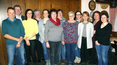 Bild: boj
Der neuen GOV-Vorstandschaft unter Führung von Vorsitzendem Martin Stigler (links) und seiner Stellvertreterin Sabine Prey (Dritte von rechts) wünschten Bürgermeister Martin Prey (Zweiter von links) und Kreisfachberaterin Heidi Schmid (Zweite von rechts) eine erfolgreiche Zukunft.