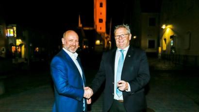 Bild: Hösamer
Sie gehen in zwei Wochen in die Stichwahl: Amtsinhaber Oberbürgermeister Andreas Feller (CSU, rechts) und UW-Kandidat Kurt Mieschala.