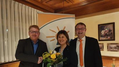 Bild:  Uwe Guttenberger 
Strahlender Sieger in Königstein: Bernhard Köller (links) ist neuer Bürgermeister der Marktgemeinde. Dazu gratulierte ihm Hans Martin Grötsch (rechts), ebenfalls aus Königstein, der als Landratskandidat der Freien Wähler in Amberg-Sulzbach angetreten war.