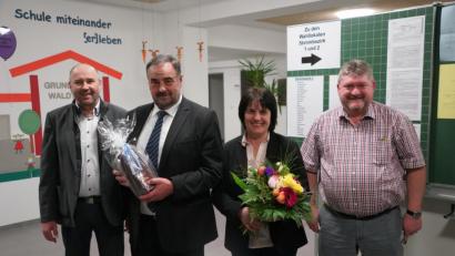 Bild: fvo
Der alte und neue Waldthurner Bürgermeister freute sich mit seiner Ehefrau Hilde über den überwältigenden Vertrauensbeweis. Es gratulierten auch 2. Bürgermeister Roman Bauer (links - Freie Wähler) und 3. Bürgermeister Hans-Peter Reil (rechts) von der SPD.