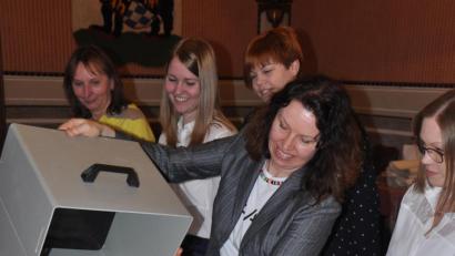 Bild: ws
Für die Auszählung im Rathaus brauchten (von links) Marianne Mark, Laura Schaller, Anja Mages, Sandra Zölch und Saskia Weigl nur fünf Minuten.