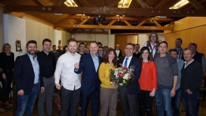 Bild: wec
Die Stimmung im Ebermannsdorfer Pfarrheim war prächtig: Erich Meidinger von der CSU (vorne, Vierter von links) wird neuer Bürgermeister in Ebermannsdorf.